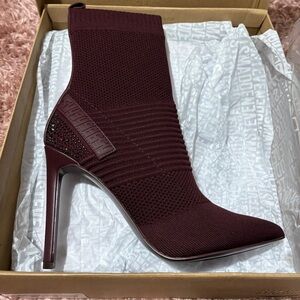 Steve Madden Burgundy Knit Ankle Boots size 10